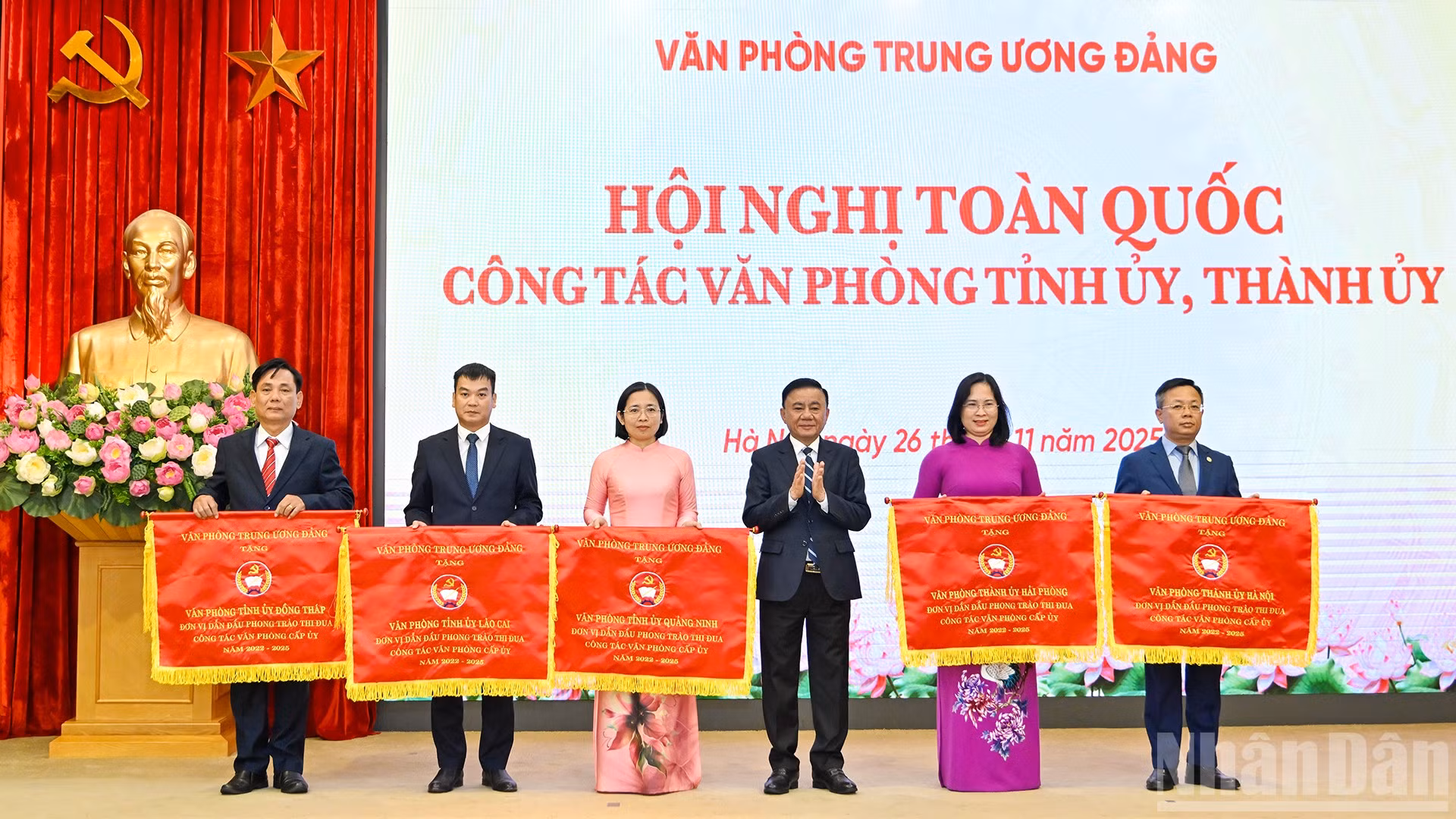 Thường trực Ban Bí thư Trần Cẩm Tú trao Cờ thi đua của Văn phòng Trung ương Đảng tặng các tập thể tại hội nghị.