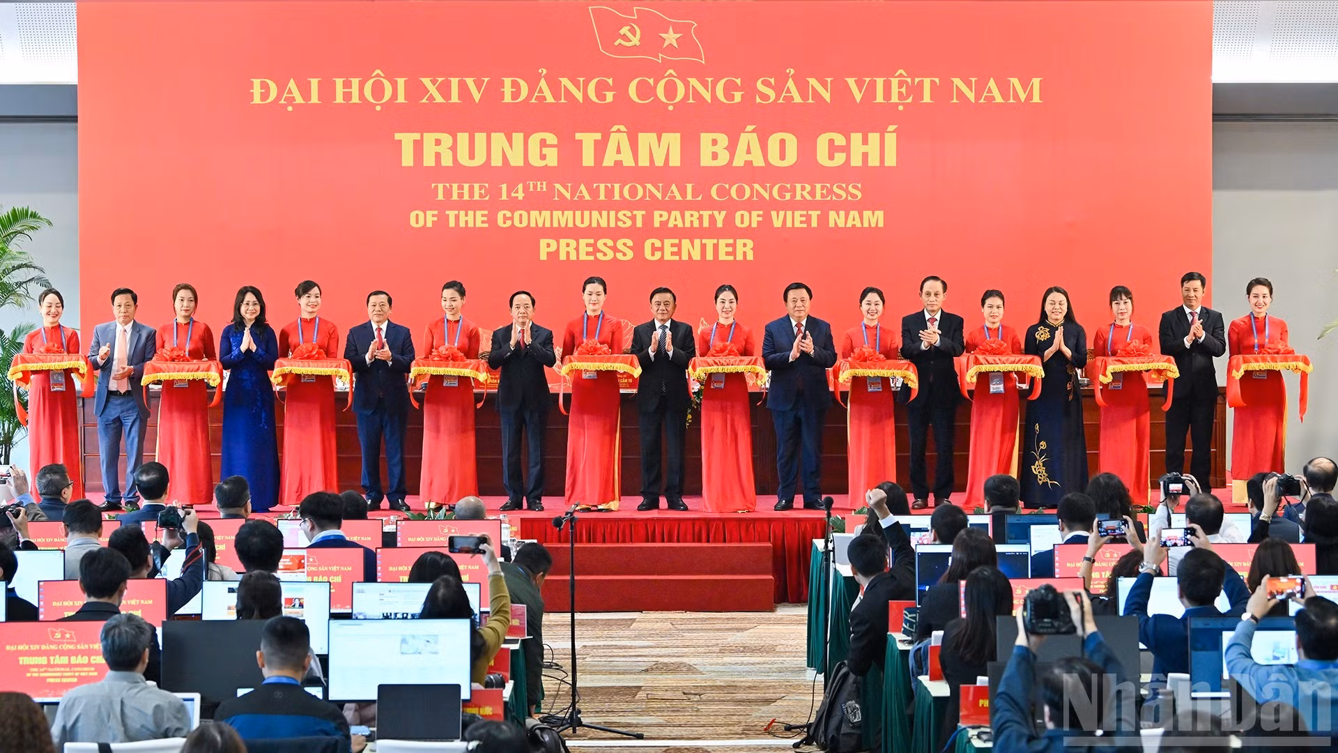 Thường trực Ban Bí thư Trần Cẩm Tú cùng các đại biểu cắt băng khai trương Trung tâm Báo chí Đại hội XIV của Đảng.