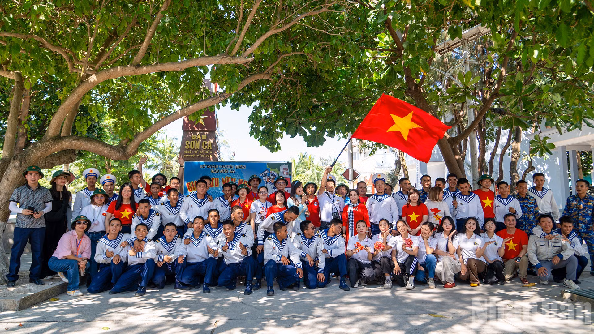[Ảnh] Nghĩa tình kiều bào giữa muôn trùng đảo xa
