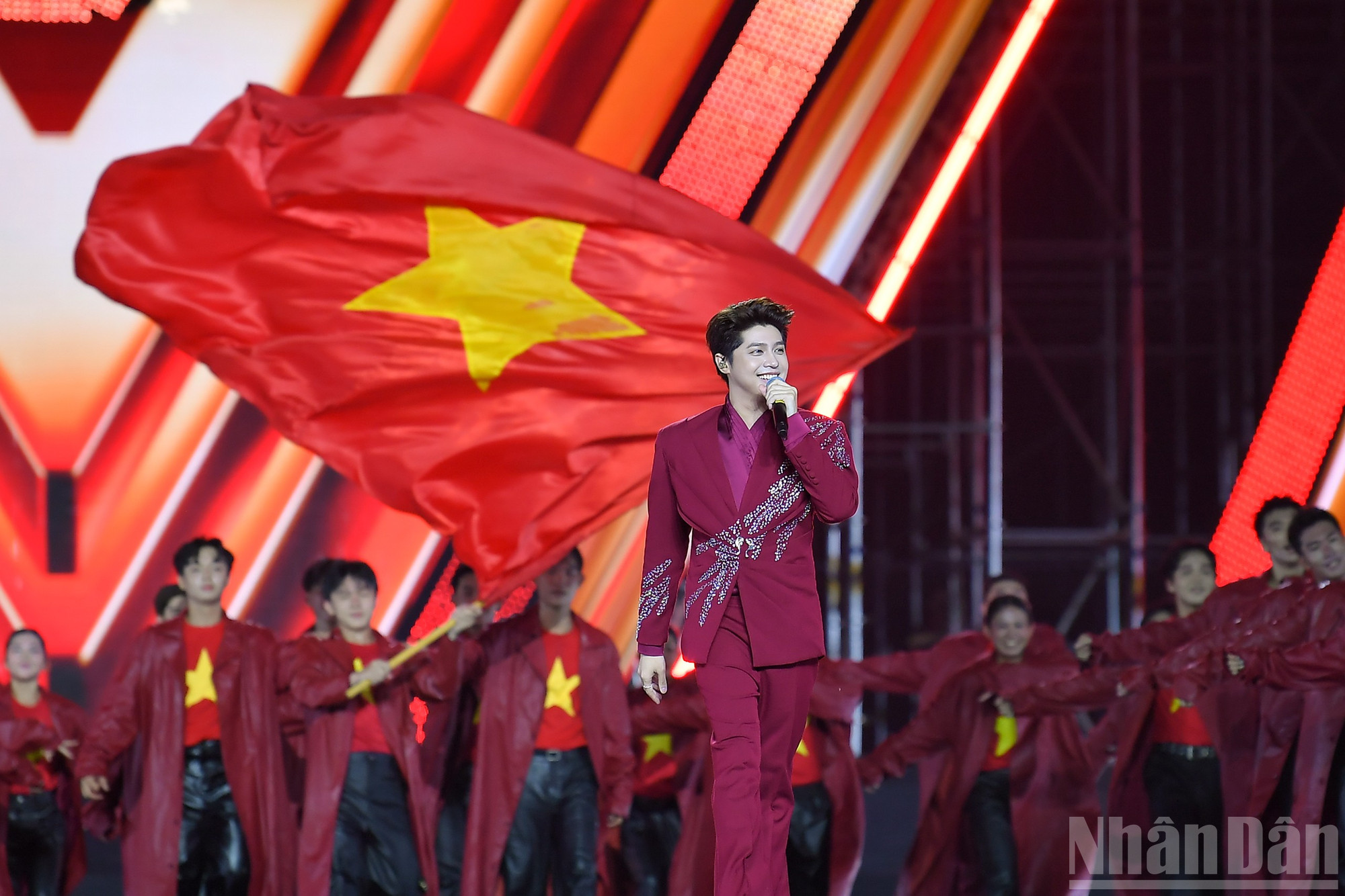 Chương 3 “Tổ quốc trong tim” mang màu sắc trẻ trung, hiện đại, kết nối các giá trị văn hóa ba miền, lan tỏa tình yêu quê hương, niềm tự hào dân tộc đến với thế hệ hôm nay.