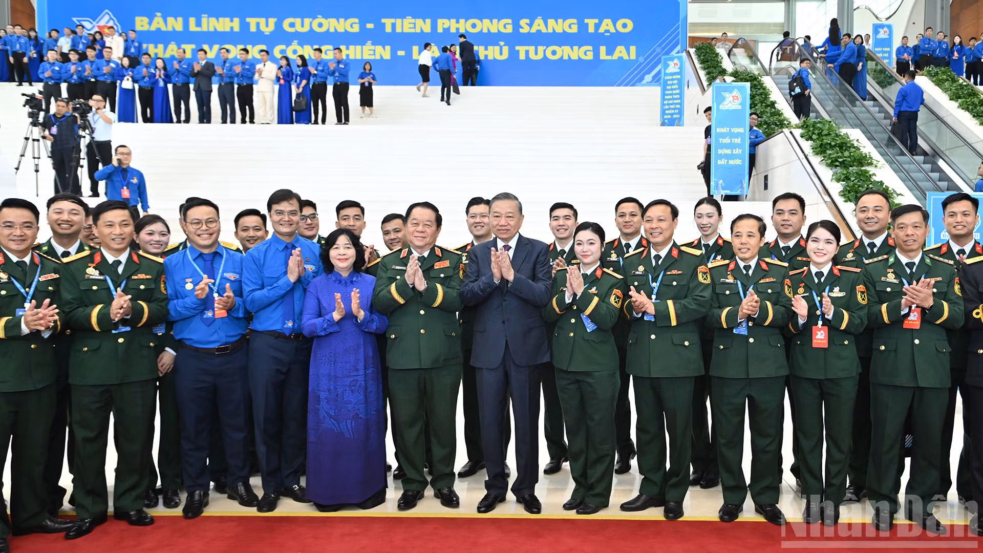 Tổng Bí thư, Chủ tịch nước Tô Lâm cùng các đồng chí lãnh đạo Đảng, Nhà nước với đoàn đại biểu thanh niên Quân đội tại phiên trọng thể.