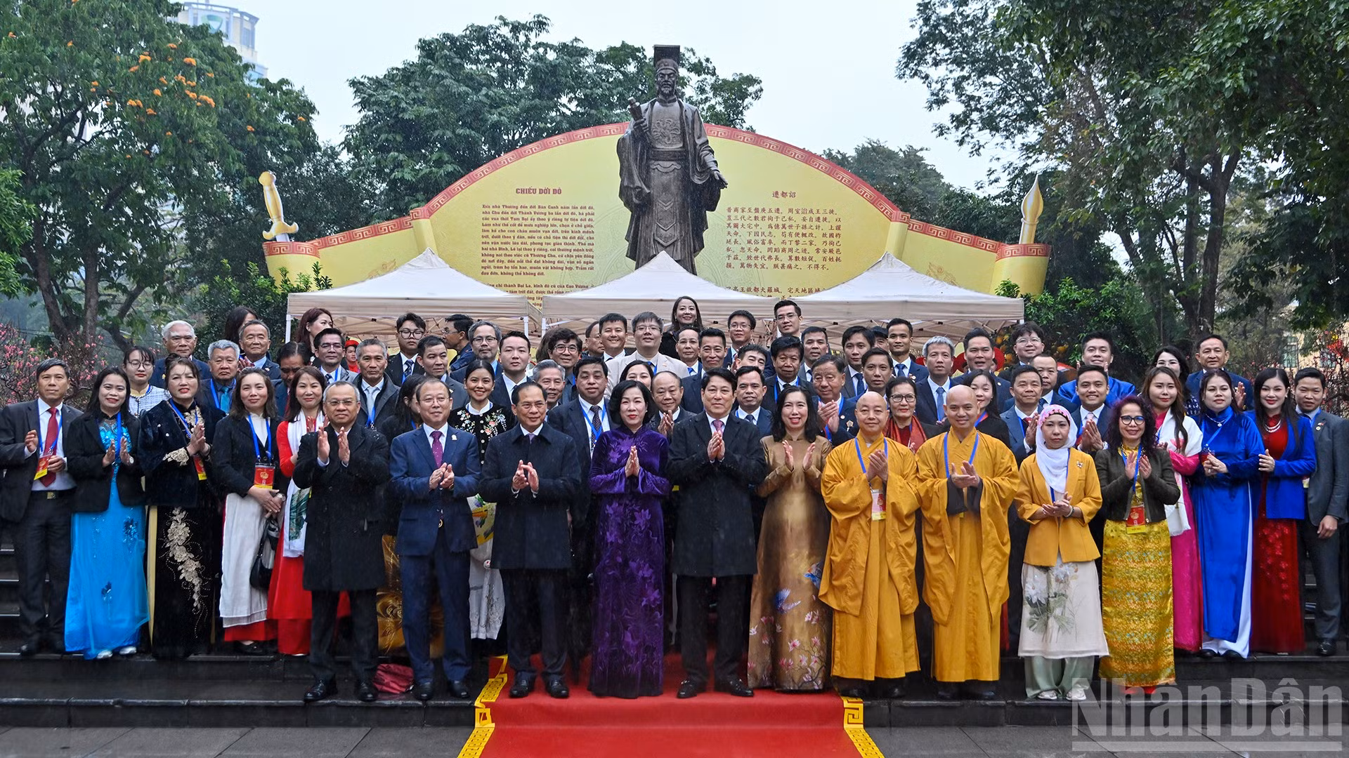 Chủ tịch nước Lương Cường và Phu nhân Nguyễn Thị Minh Nguyệt cùng các đại biểu và kiều bào tại Tượng đài Vua Lý Thái Tổ.