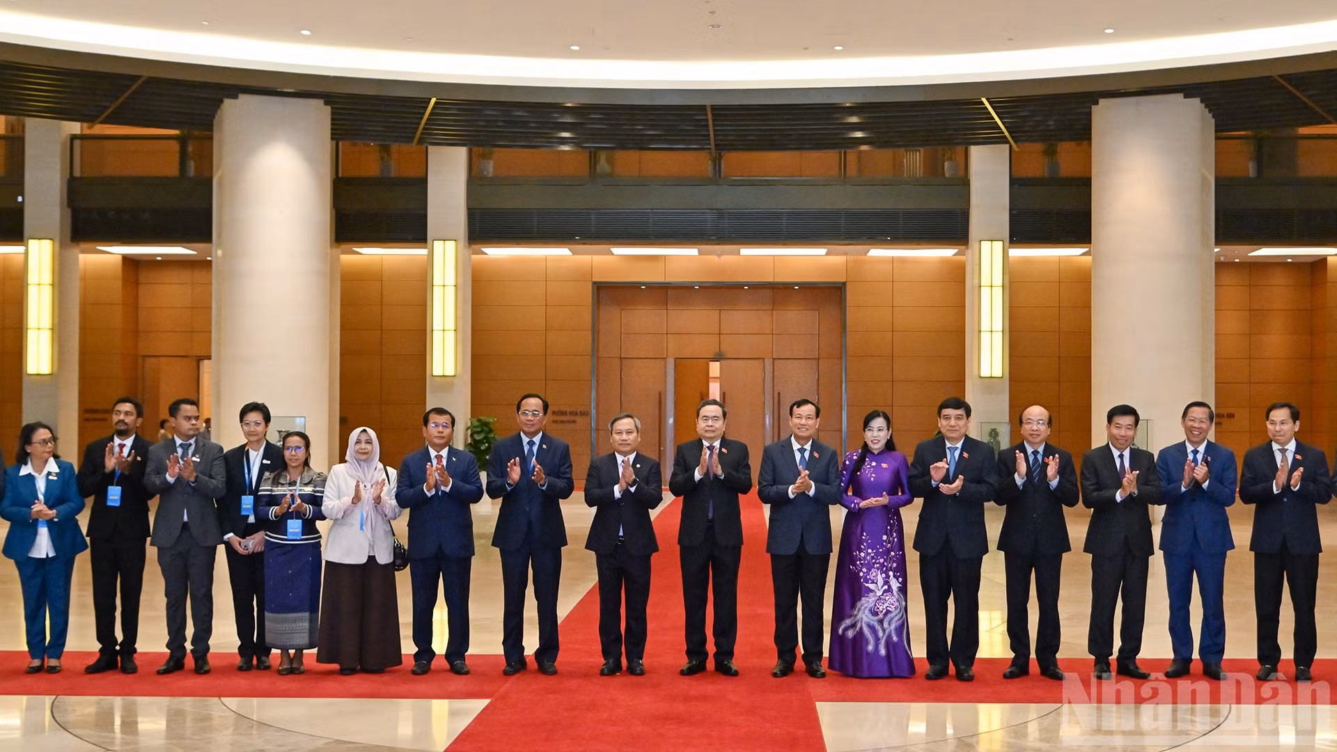 Chủ tịch Quốc hội Trần Thanh Mẫn với các đại biểu tại buổi tiếp.