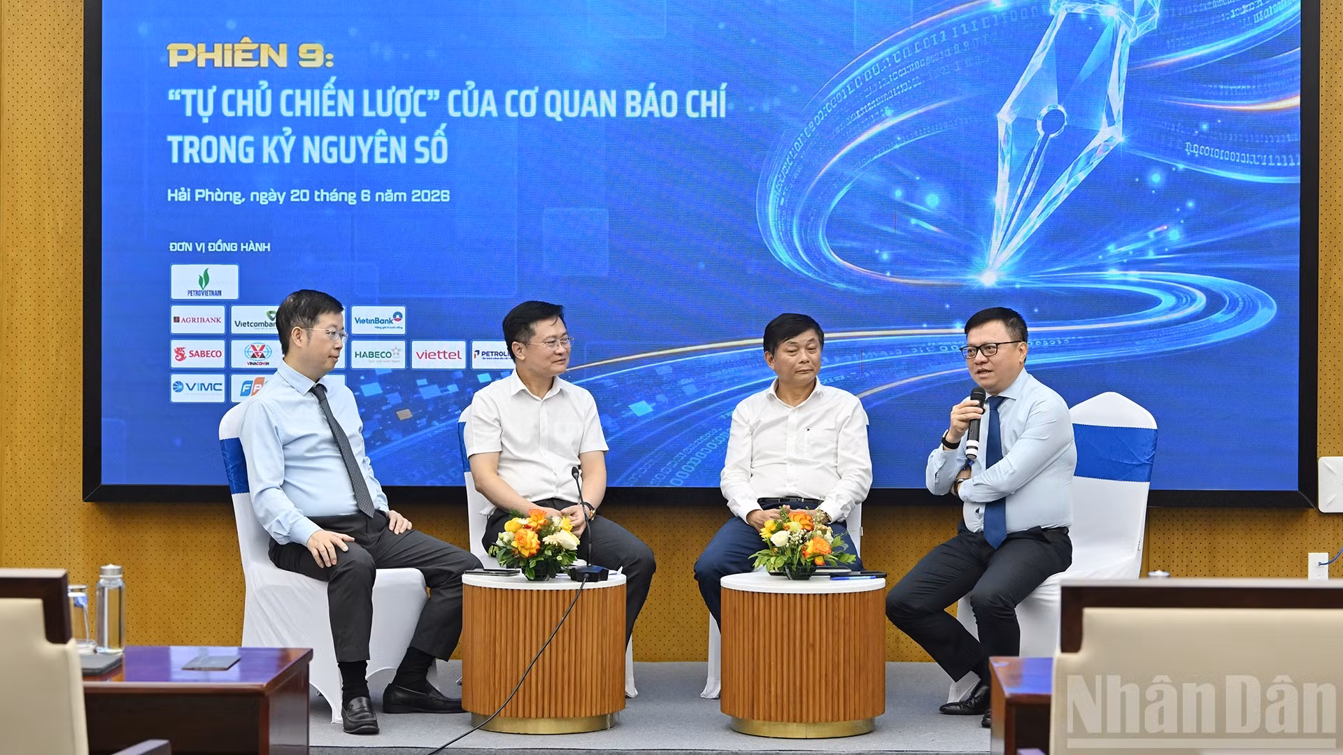 Tổng Biên tập Báo Nhân Dân Lê Quốc Minh phát biểu tại phiên thảo luận với chủ đề “Tự chủ chiến lược của cơ quan báo chí trong kỷ nguyên số”.