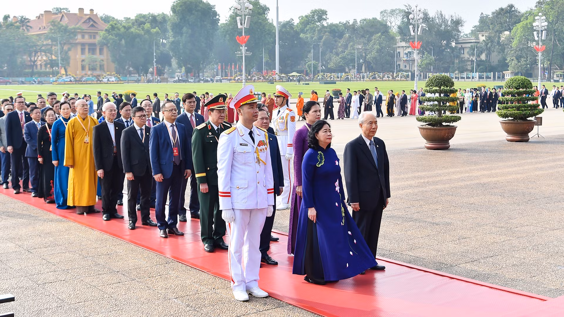 Các đại biểu thành kính tưởng nhớ Chủ tịch Hồ Chí Minh.