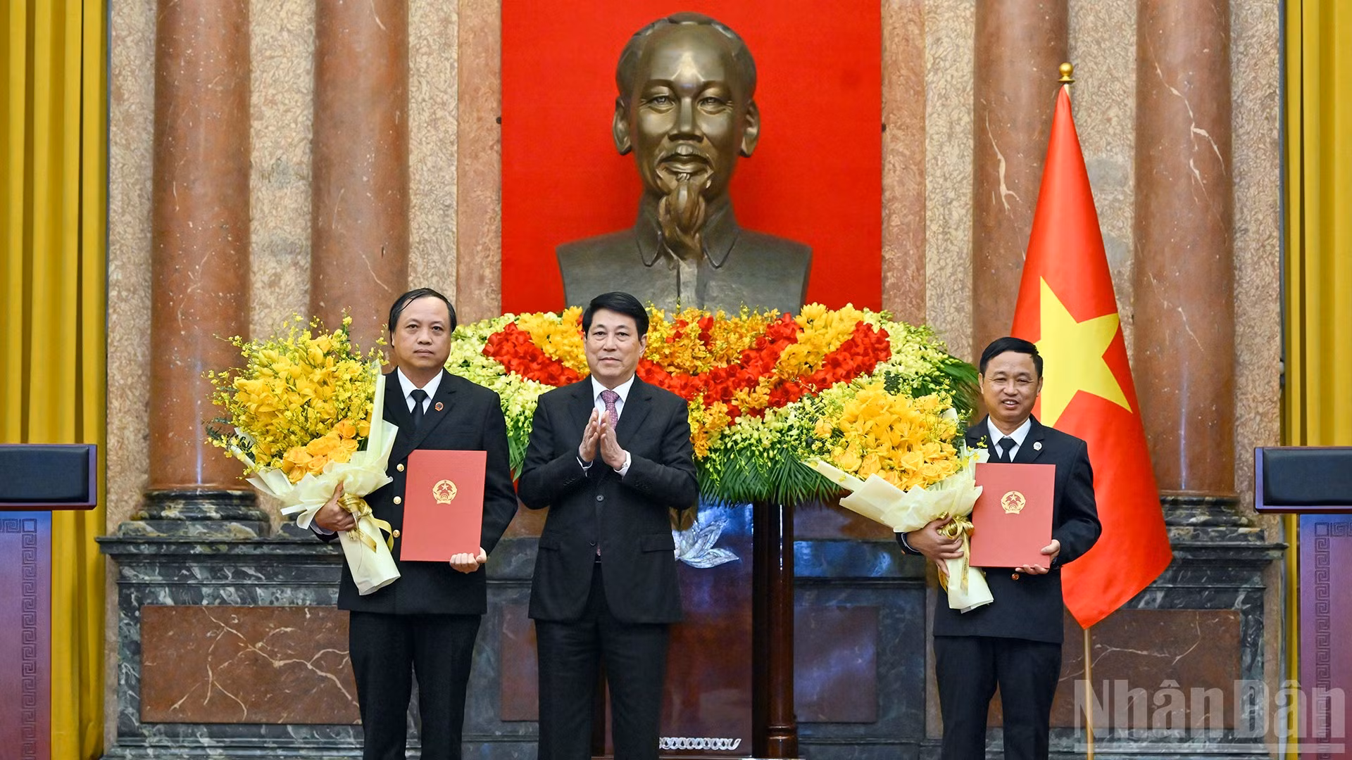 Chủ tịch nước Lương Cường trao Quyết định bổ nhiệm, tặng hoa chúc mừng các đồng chí Lê Tiến và Nguyễn Biên Thùy.