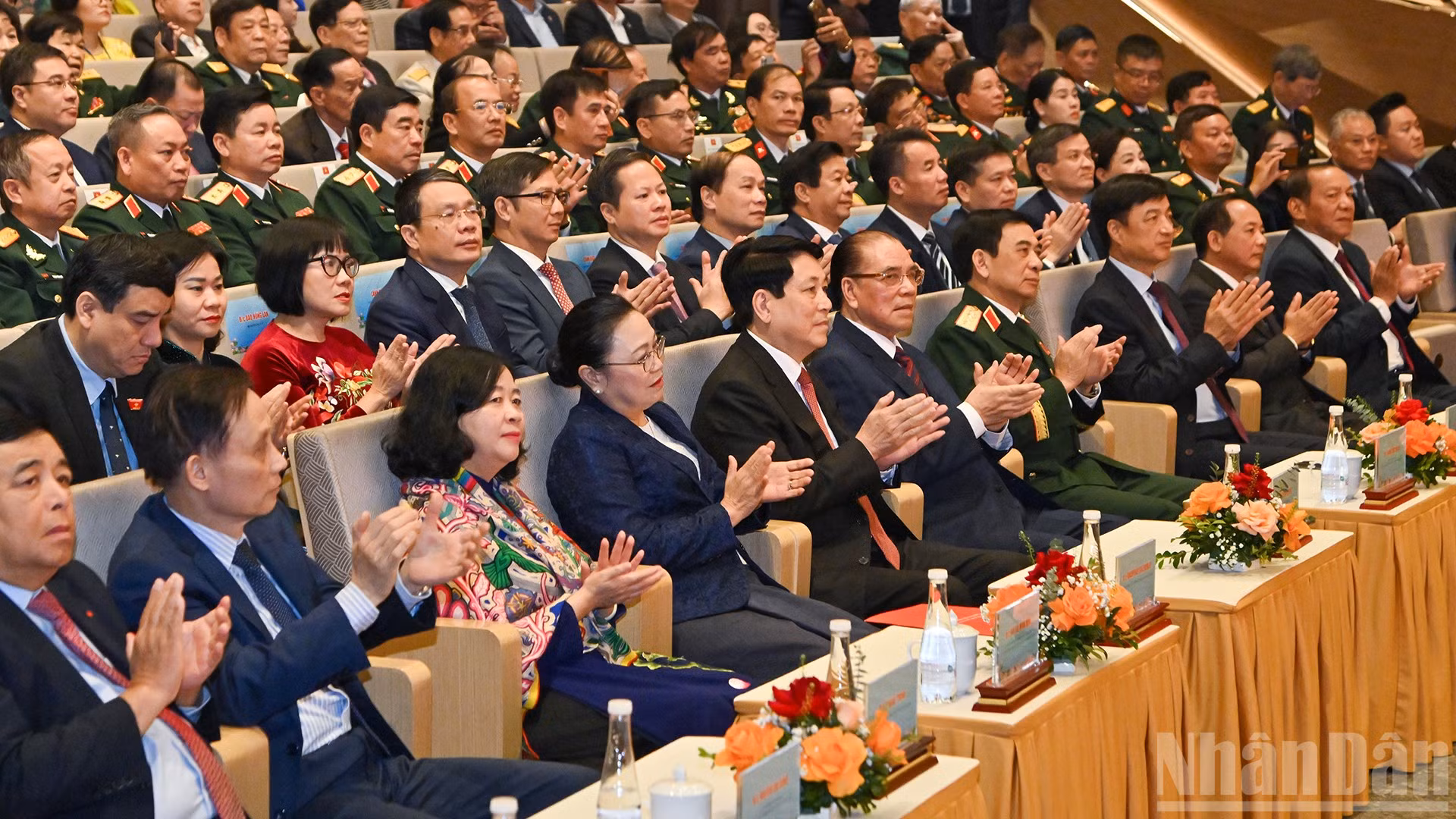 Các đồng chí lãnh đạo, nguyên lãnh đạo Đảng, Nhà nước và đại biểu tham dự lễ kỷ niệm.