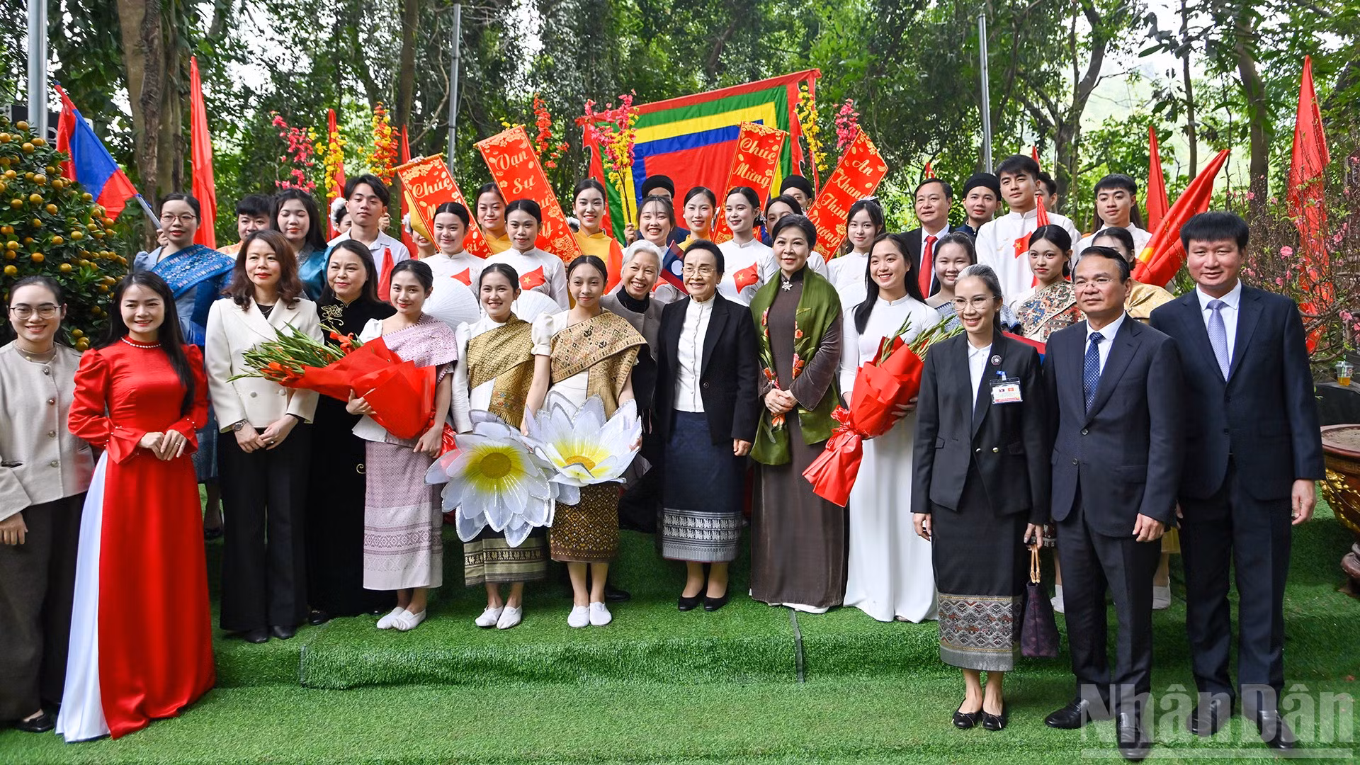 Bà Ngô Phương Ly và bà Naly Sisoulith cùng các đại biểu với sinh viên hai nước Việt-Lào tại Đền thờ Công chúa Nhồi Hoa.