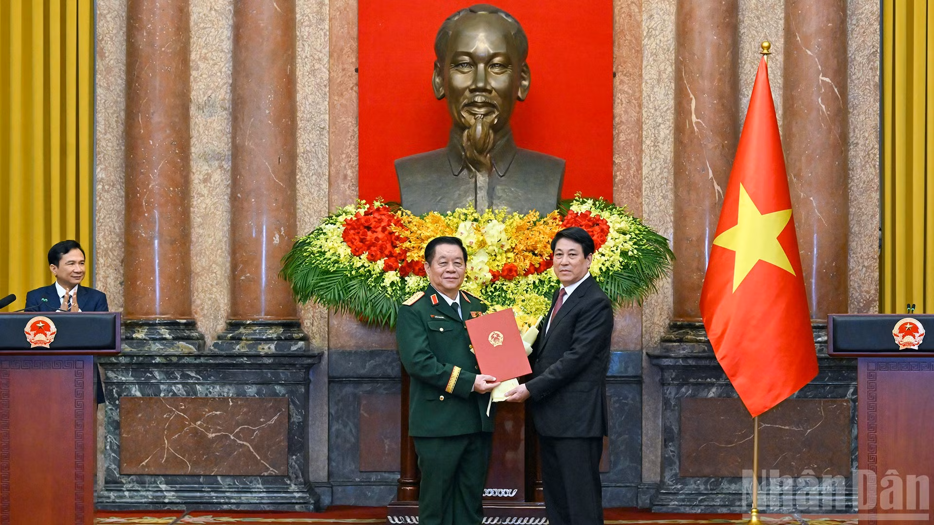 Chủ tịch nước Lương Cường trao Quyết định bổ nhiệm chức vụ Chủ nhiệm Tổng cục Chính trị Quân đội nhân dân Việt Nam, đồng thời thăng quân hàm cấp Thượng tướng lên cấp Đại tướng đối với đồng chí Nguyễn Trọng Nghĩa.