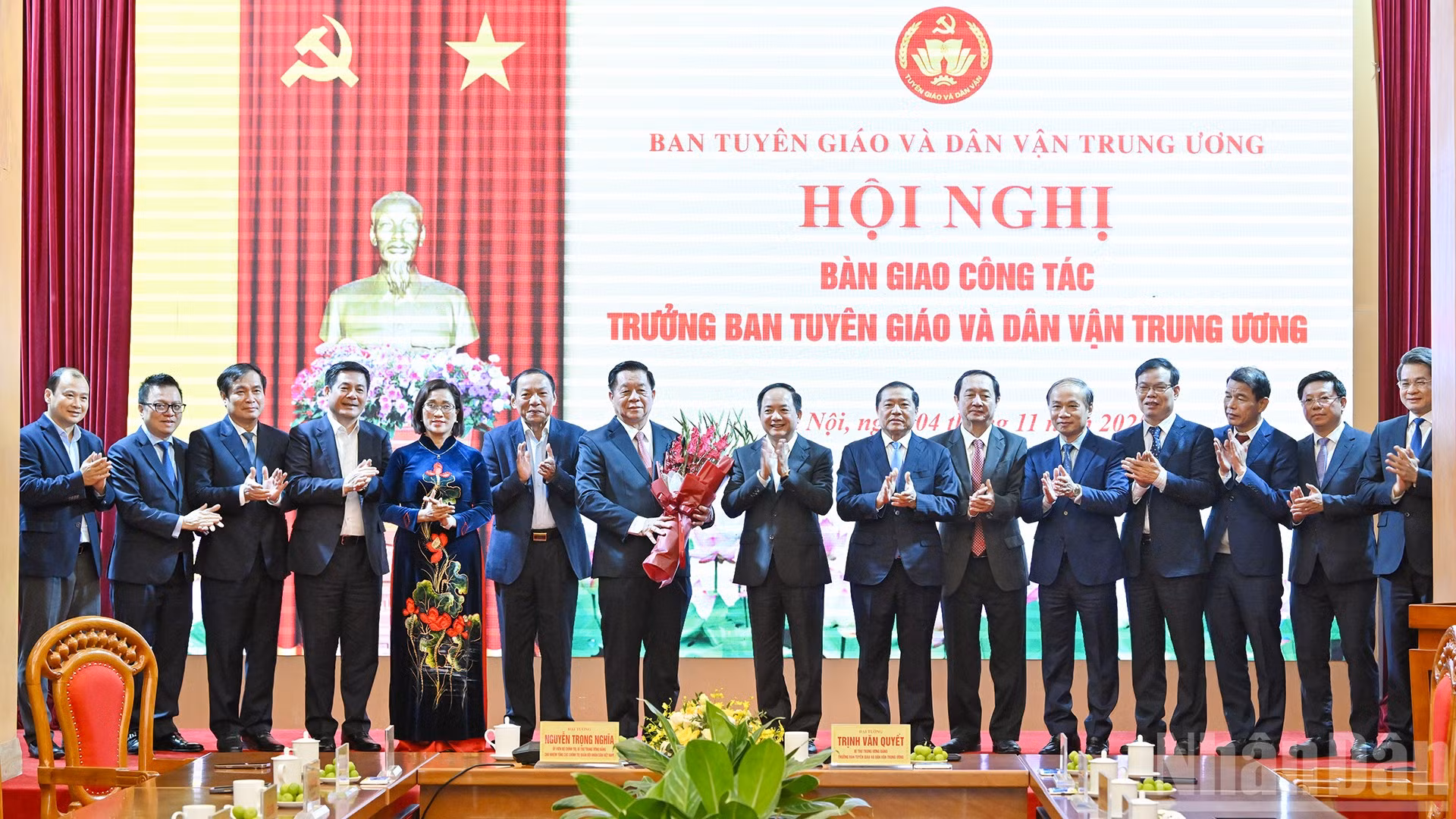 Lãnh đạo Ban Tuyên giáo và Dân vận Trung ương tặng hoa chúc mừng Đại tướng Nguyễn Trọng Nghĩa, Ủy viên Bộ Chính trị, Bí thư Trung ương Đảng, Ủy viên Ban Thường vụ Quân ủy Trung ương, Chủ nhiệm Tổng cục Chính trị Quân đội nhân dân Việt Nam.