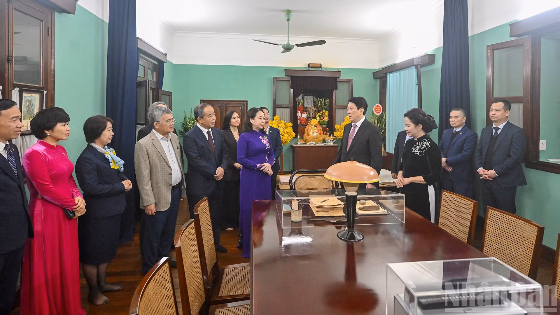 Chủ tịch nước Lương Cường, Phó Chủ tịch nước Võ Thị Ánh Xuân với cán bộ Khu di tích Chủ tịch Hồ Chí Minh tại Phủ Chủ tịch và đại biểu tại Nhà 67.
