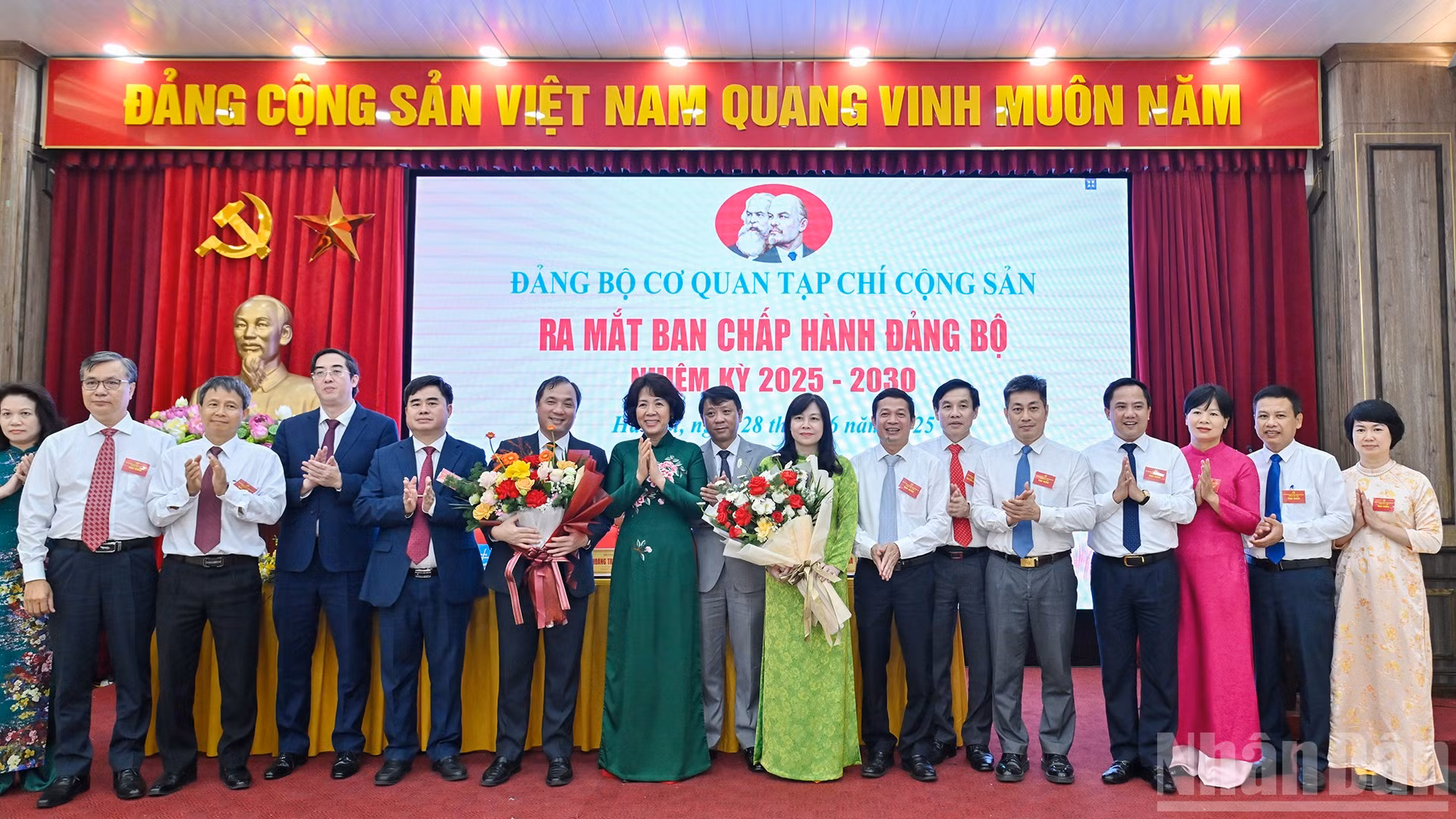 Phó Bí thư Đảng ủy các cơ quan Đảng Trung ương Nguyễn Thị Hoàng Vân tặng hoa chúc mừng Ban Chấp hành Đảng bộ cơ quan Tạp chí Cộng sản, nhiệm kỳ 2025-2030.