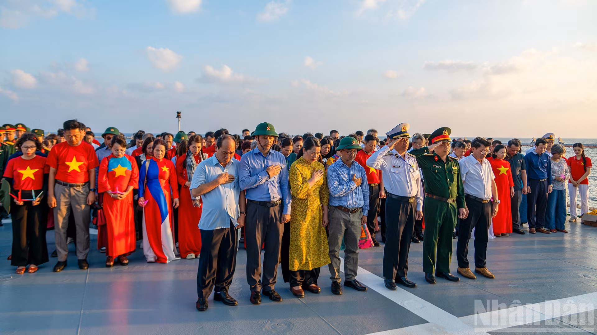 Các đại biểu dành phút mặc niệm tưởng nhớ các Anh hùng liệt sĩ hy sinh để bảo vệ chủ quyền biển, đảo thiêng liêng của Tổ quốc.