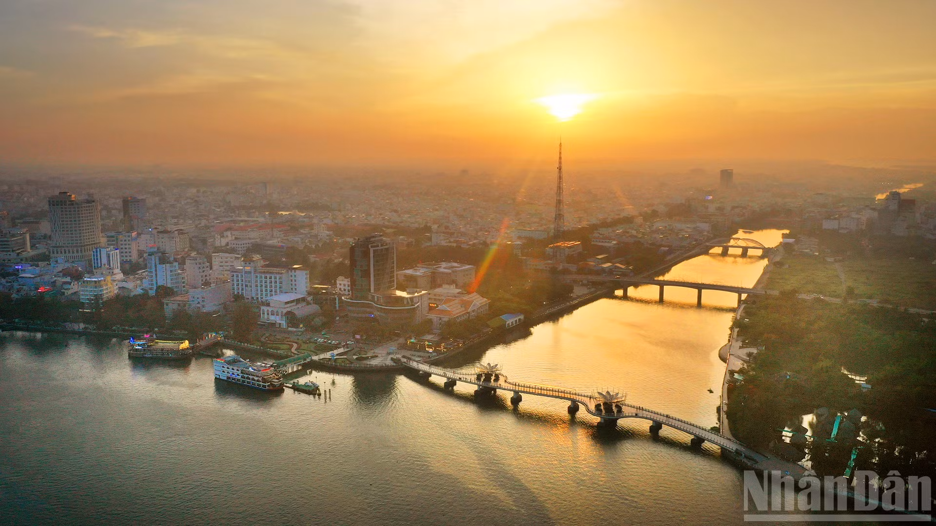 Chiều vàng trên Bến Ninh Kiều.