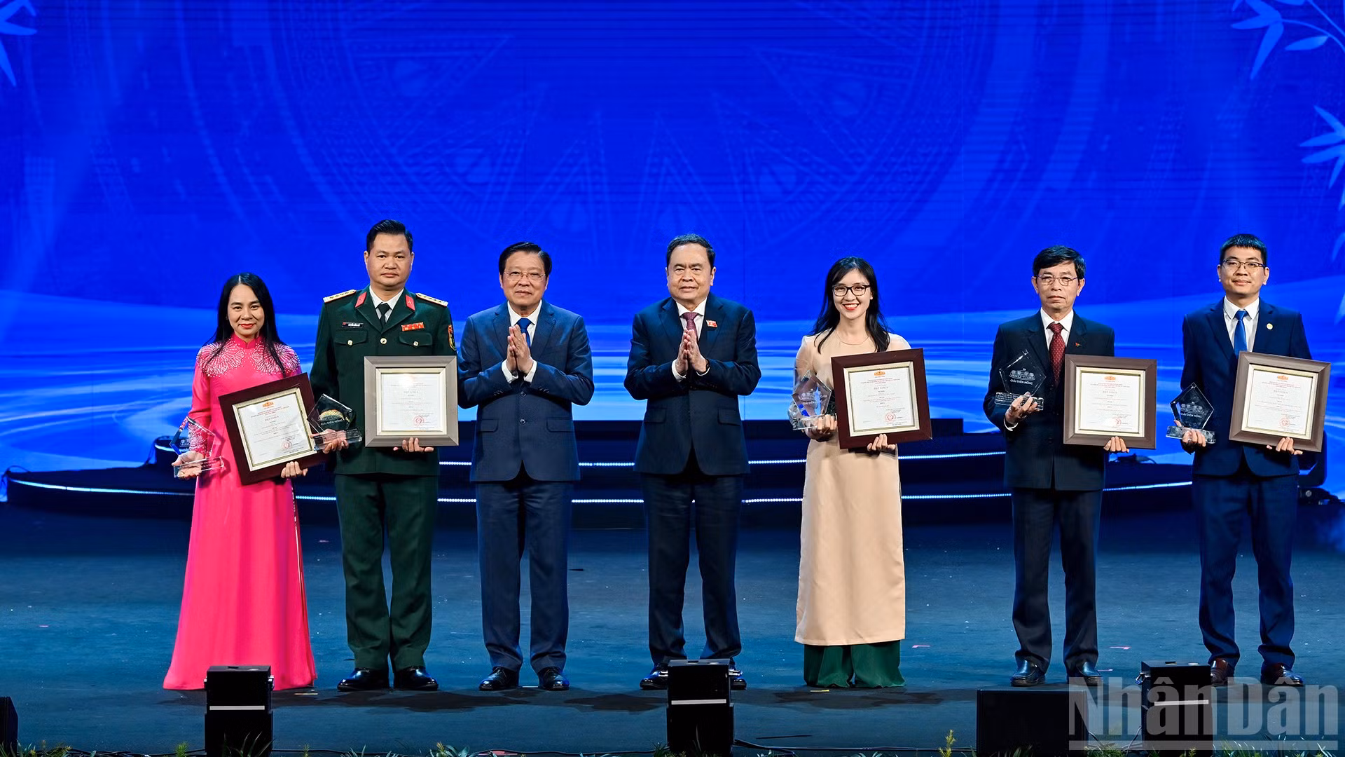 Chủ tịch Quốc hội Trần Thanh Mẫn và Trưởng Ban Nội chính Trung ương Phan Đình Trạc trao giải A cho các tác giả, đại diện nhóm tác giả đạt giải.