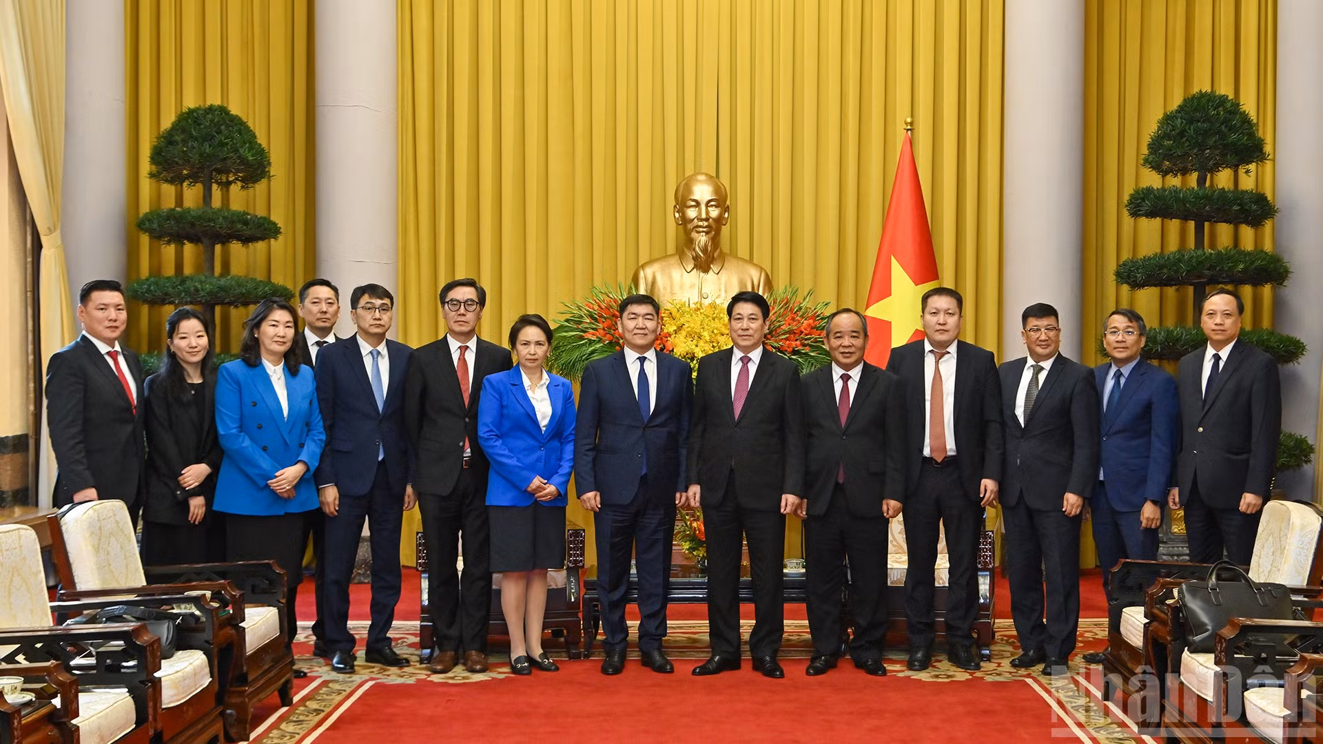 Chủ tịch nước Lương Cường và Chánh án Tòa án tối cao Mông Cổ Ganzorig Damdin cùng các đại biểu tại buổi tiếp.