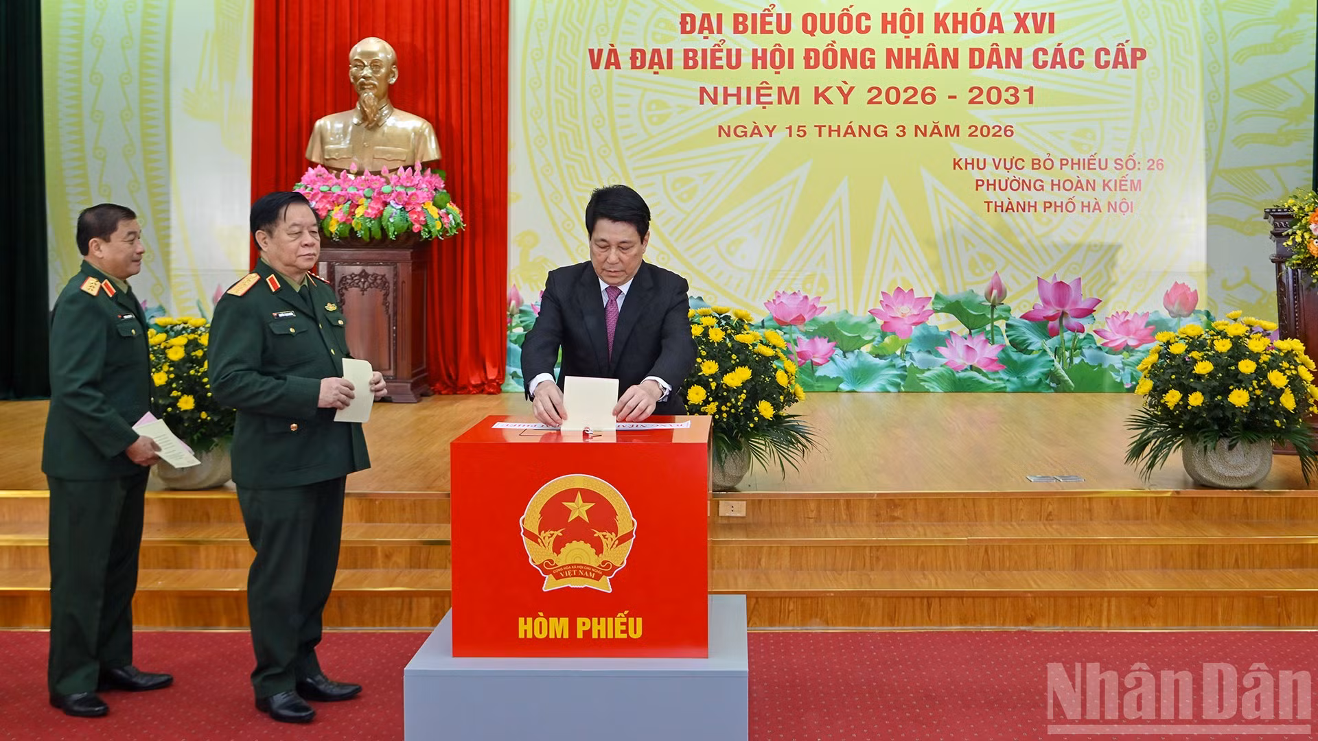 Chủ tịch nước Lương Cường bỏ phiếu bầu cử Đại biểu Quốc hội khóa XVI và đại biểu Hội đồng nhân dân các cấp nhiệm kỳ 2026-2031.