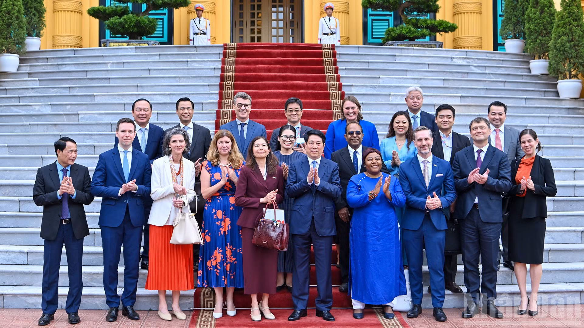 Chủ tịch nước Lương Cường và Điều phối viên Thường trú, Trưởng đại diện các tổ chức Liên hợp quốc tại Việt Nam cùng đại biểu tại buổi tiếp.