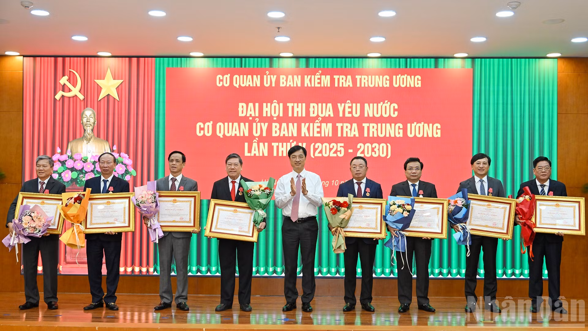 Chủ nhiệm Ủy ban Kiểm tra Trung ương Nguyễn Duy Ngọc trao Huân chương Lao động của Chủ tịch nước tặng các cá nhân có thành tích xuất sắc.