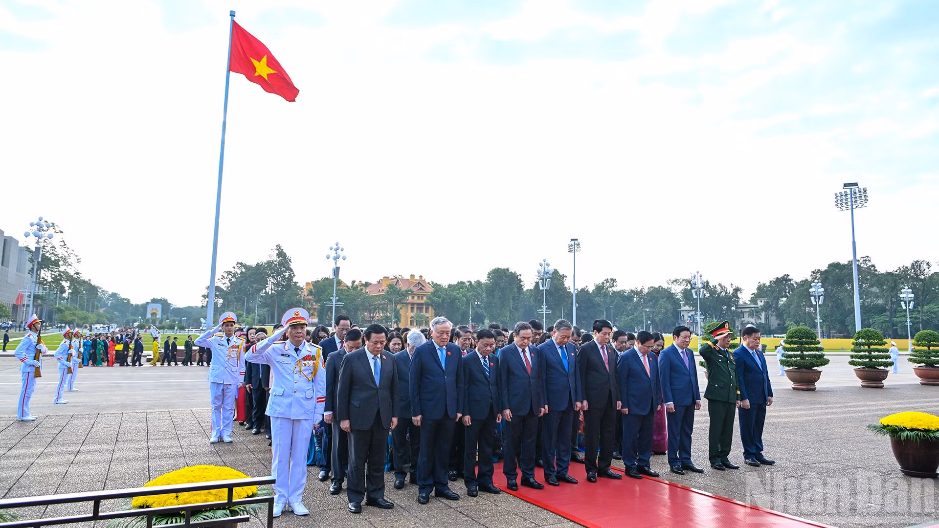 Tổng Bí thư Tô Lâm, Chủ tịch nước Lương Cường, Thủ tướng Phạm Minh Chính, Chủ tịch Quốc hội Trần Thanh Mẫn cùng các đồng chí lãnh đạo Đảng, Nhà nước, đại biểu Quốc hội thành kính tưởng nhớ Chủ tịch Hồ Chí Minh.