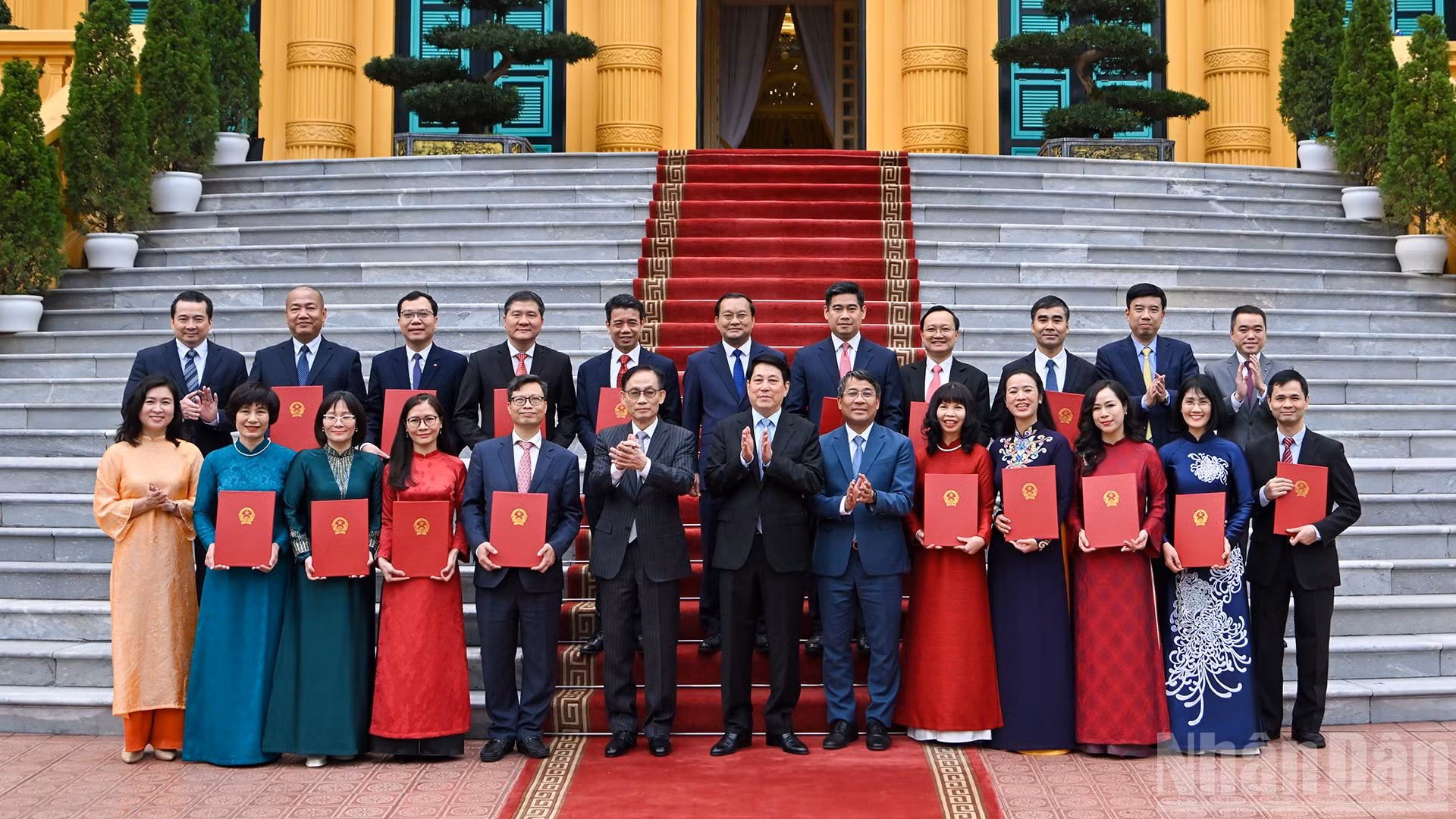 Chủ tịch nước Lương Cường cùng các Đại sứ được bổ nhiệm và đại biểu tại buổi lễ.