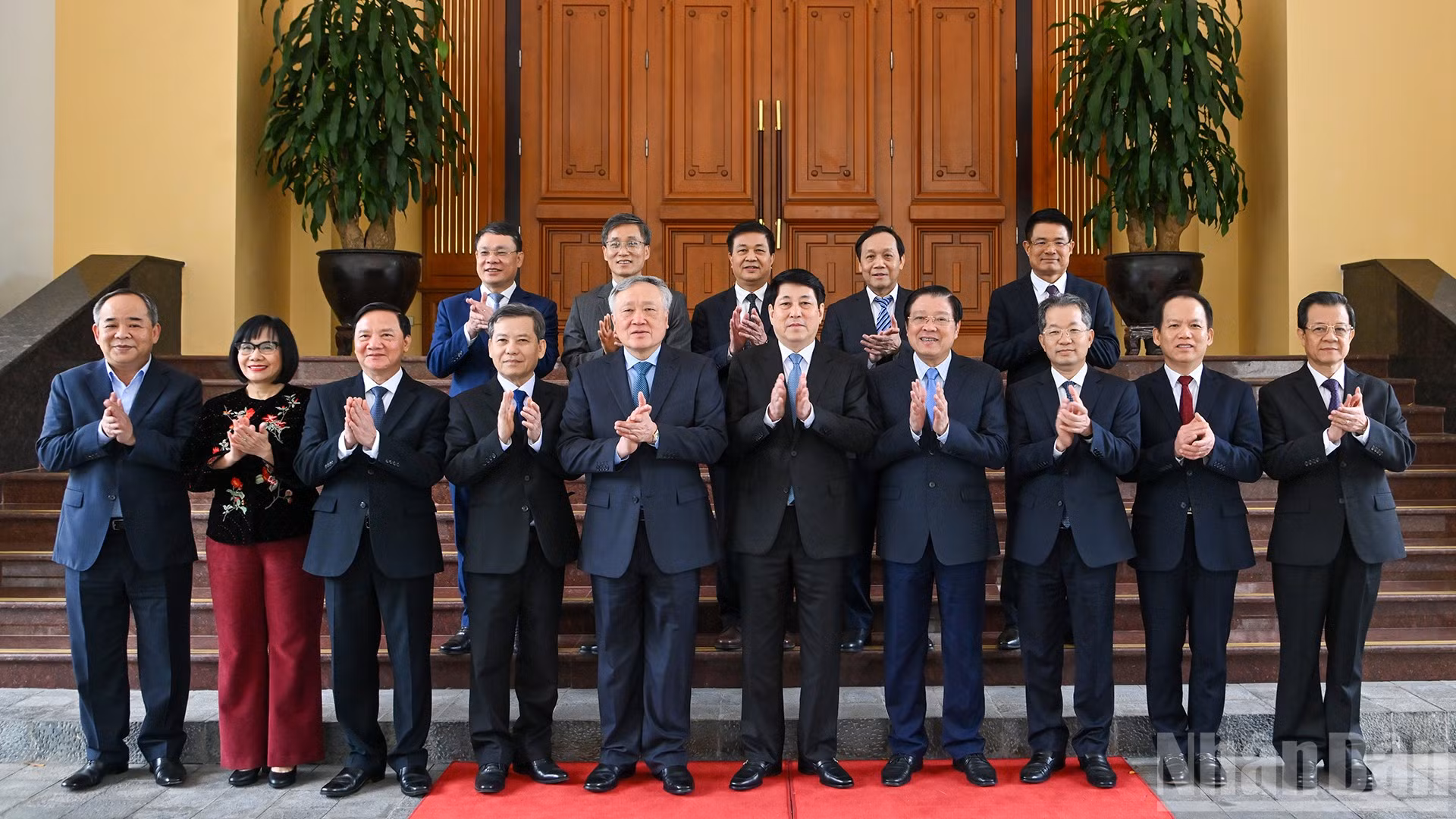 Chủ tịch nước Lương Cường với các đại biểu tại phiên họp.