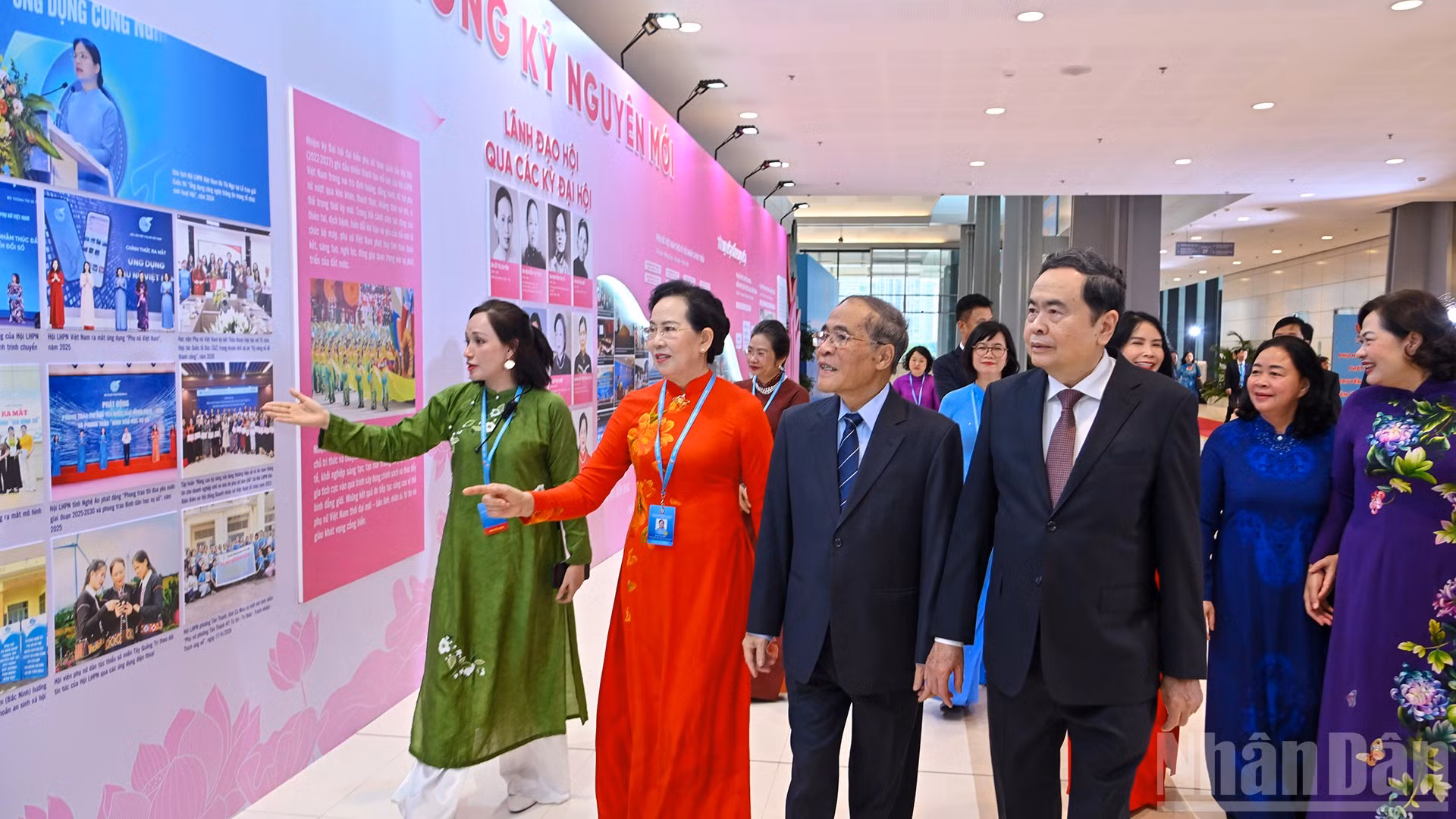 Chủ tịch Quốc hội Trần Thanh Mẫn cùng các đại biểu tham quan trưng bày bên lề Đại hội.