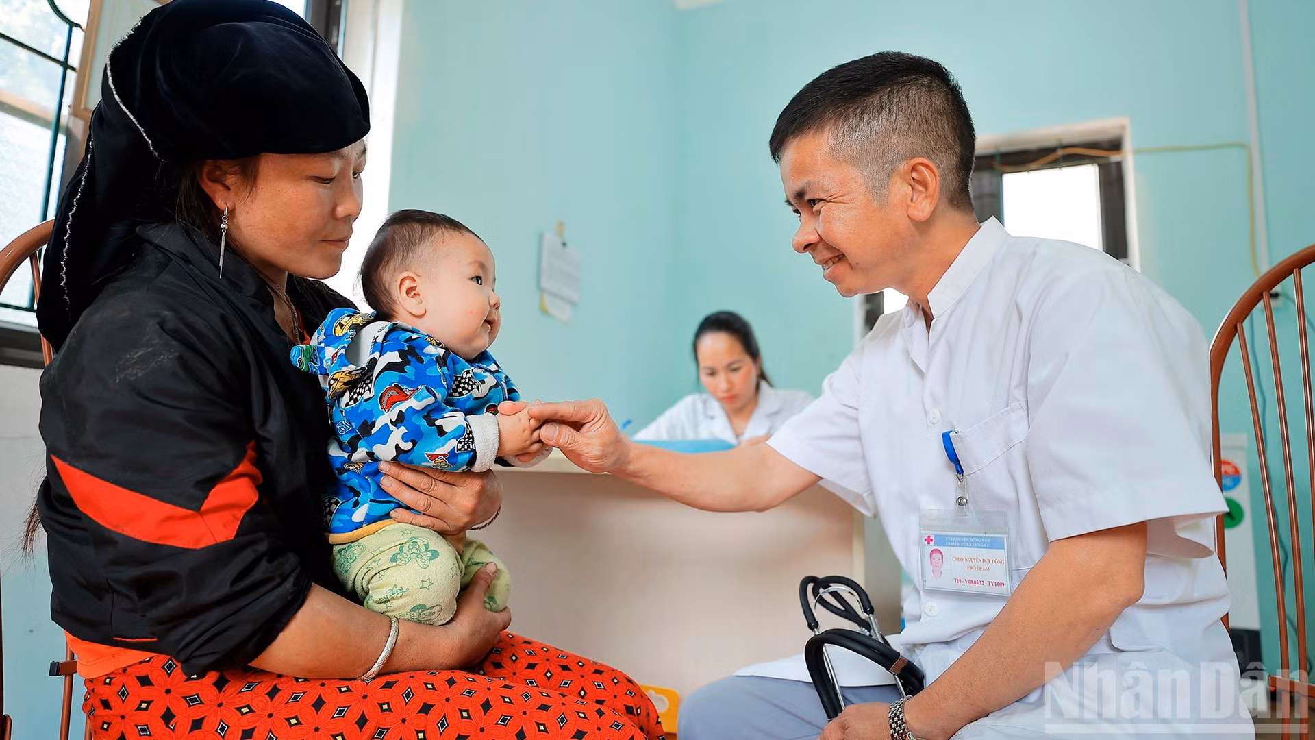Bác sĩ Nguyễn Duy Đông khám cho bệnh nhi tại Trạm y tế Lũng Cú.