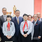 Tổng Bí thư, Chủ tịch nước Tô Lâm chụp ảnh lưu niệm với các thế hệ kiều bào tại Pháp. (Ảnh: KHẢI HOÀN)