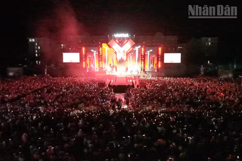 Hàng chục nghìn người dân Lai Châu tham dự đêm nhạc Viettel Y-Fest vào tối 3/10 tại Quảng trường nhân dân tỉnh Lai Châu.