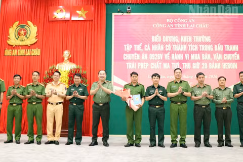 Giám đốc Công an tỉnh Lai Châu tặng hoa chúc mừng các thành viên đại diện Ban Chuyên án.