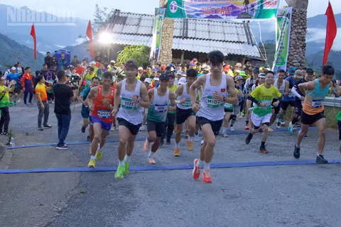 Các vận động viên xuất phát tranh tài ở cự ly 22km.