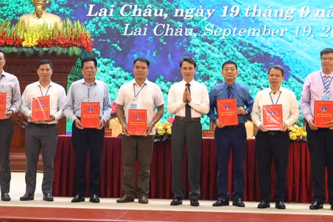 Lãnh đạo tỉnh Lai Châu trao biên bản ghi nhớ hợp tác với các đơn vị, nhà đầu tư và cá nhân trong nghiên cứu, trồng và phát triển Sâm Lai Châu. 