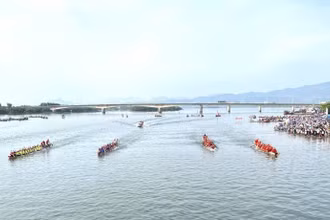 Lễ hội đua thuyền trên sông Gianh. 