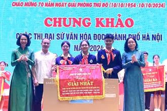 Ban Tổ chức Cuộc thi Đại sứ Văn hóa đọc thành phố Hà Nội năm 2024 trao giải Nhất cho đơn vị xuất sắc. (Ảnh: Ban Tổ chức cung cấp)
