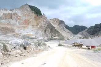 Một mỏ đá tại địa phương.