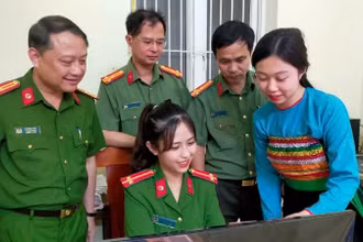 Kiểm tra quá trình thực hiện cấp đổi thẻ tại Công an xã Hồi Xuân.