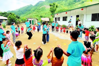 Các thành viên dự án “Đông ấm cho trẻ em vùng cao” cùng học sinh điểm trường Pa Phang 2, Trường mầm non Phìn Hồ (huyện Sìn Hồ, Lai Châu) bên hai lớp học mới khánh thành dịp Quốc tế Thiếu nhi. (Ảnh: PHONG CHƯƠNG)