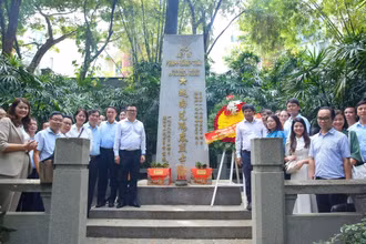 Đoàn Hội Nhà báo Việt Nam dâng hương, dâng hoa tưởng niệm liệt sĩ Phạm Hồng Thái ở nghĩa trang Hoàng Hoa Cương.