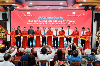 Các đại biểu cắt băng khai trương Trưng bày.