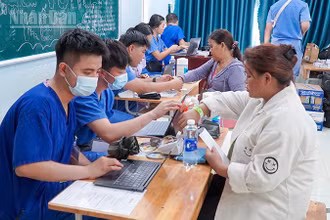 Khám bệnh, tư vấn cho người dân.