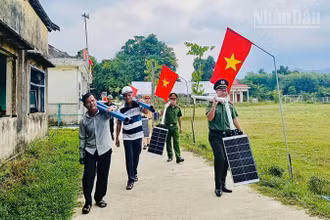 Cùng người dân thực hiện “Ánh sáng an ninh biên giới”.