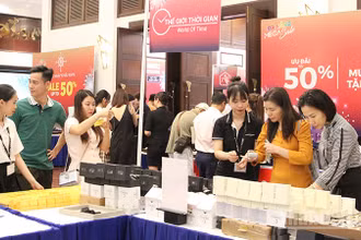 Khách hàng trải nghiệm sản phẩm với giá phù hợp.