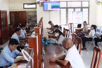 Trung tâm phục vụ hành chính công xã Bà Nà (Đà Nẵng) giải quyết thủ tục hành chính cho người dân.