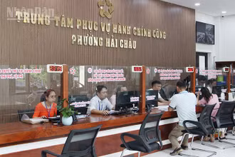 Cán bộ, công chức phường Hải Châu giải quyết thủ tục hành chính cho người dân.