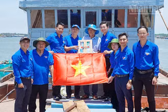 Trao tặng tủ thuốc và cờ Tổ quốc cho ngư dân.