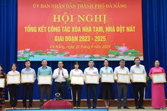 Khen thưởng các tập thể, cá nhân có thành tích xuất sắc trong thực hiện chương trình xóa nhà tạm, nhà dột nát. (Ảnh: THÚY HẰNG)