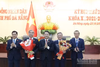 Hội đồng nhân dân thành phố Đà Nẵng tặng hoa thể hiện tình cảm quý mến và trân trọng gửi đến 2 đồng chí Lê Trung Chinh và Lê Văn Trung.
