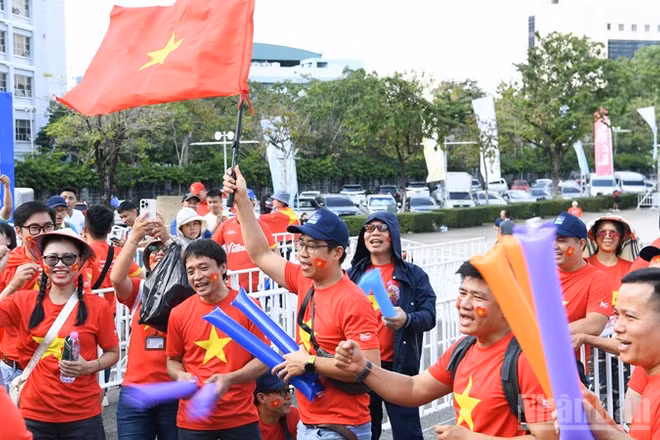 Cổ động viên hào hứng trước trận đấu của đội tuyển Việt Nam tại sân vận động Rajamangala. (Ảnh: XUÂN SƠN)