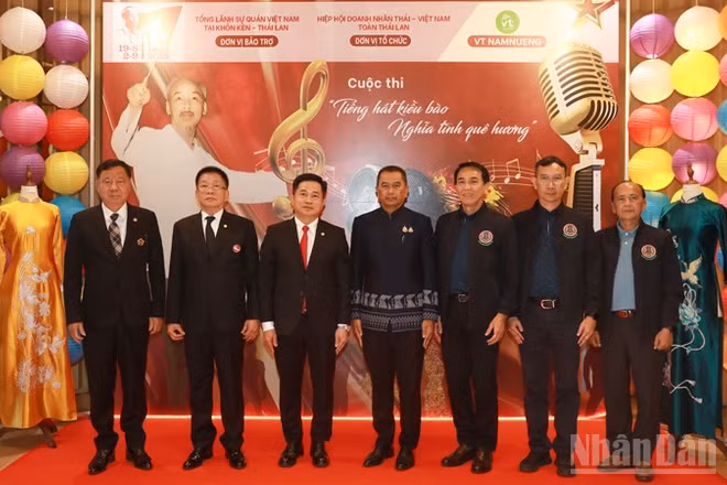 Các đại biểu tại Cuộc thi “Tiếng hát kiều bào-Nghĩa tình quê hương”. 